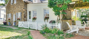 Cottage w/ Furnished Patio & Garden: Dtwn Leesburg