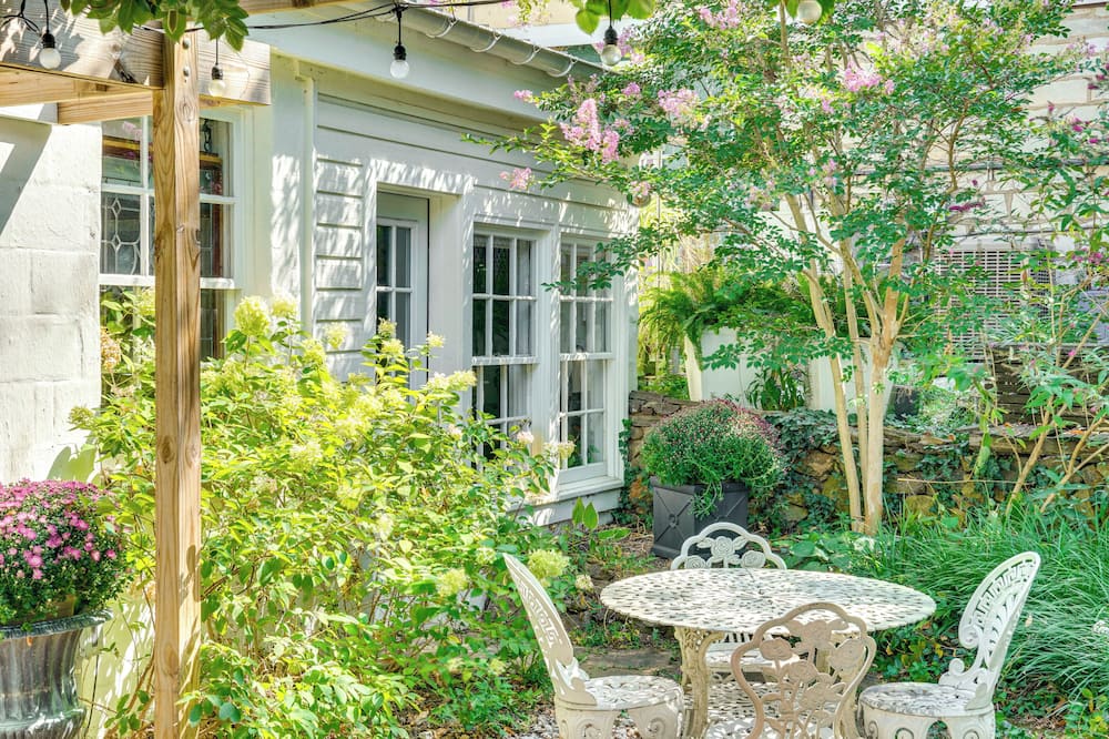 Cottage w/ Furnished Patio & Garden: Dtwn Leesburg - Oak Grove, VA