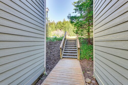Located in Snowshoe Resort: Townhome w/ Deck!