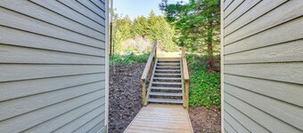 Located in Snowshoe Resort: Townhome w/ Deck!