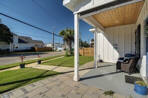House (3 Bedrooms) | Interior - Steps to Beach: Modern Gulfport Getaway! (Gulfport)