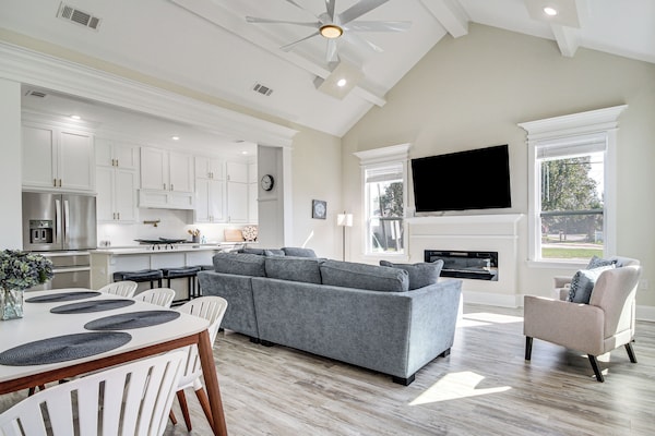 Steps To Beach: Modern Gulfport Getaway! - Gulfport, MS