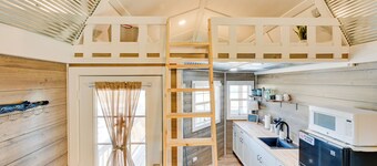 Cabin w/ Trail & Pond Access in Steamboat Rock!