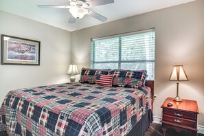 House (4 Bedrooms) | Interior - Franklin Home w/ Water Views: Outdoor Dining Area! (Franklin)