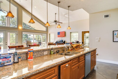 Franklin Home w/ Water Views: Outdoor Dining Area!