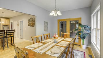House (3 Bedrooms) | Interior