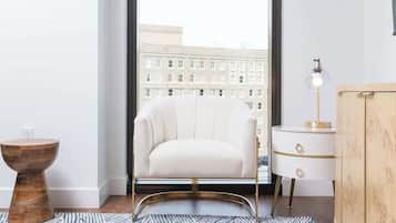 Een televisie en een stereo