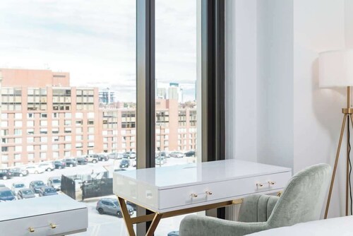 Back-Bay 2BR Condo w Roof top, Gym, Parking