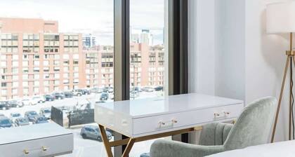 Back-Bay 2BR Condo w Roof top, Gym, Parking
