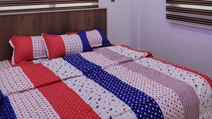 Un dormitorio moderno con cama, persianas a rayas, ventilador de techo y aire acondicionado.