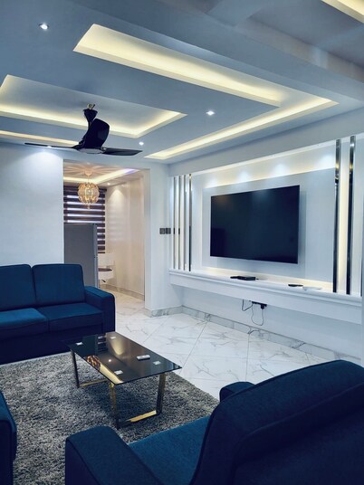 Cozy apartment in charming Kumasi with WiFi, AC