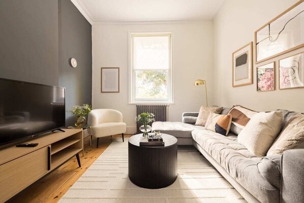 Living area - The Abinger Place - Inviting 2bdr House With Study Room & Garden (London)