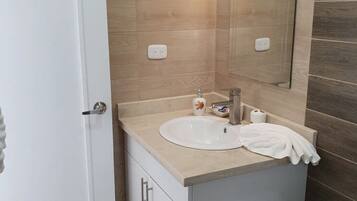 Hiustenkuivaaja, pyyhkeet, saippua, vessapaperi