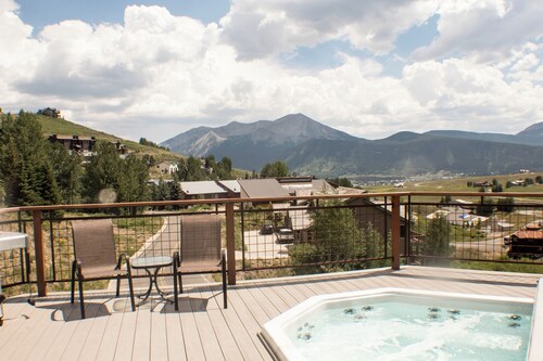 2 Bdrm, Close Walk to the Lift, Amazing Views from Hot Tub!