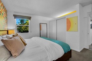 4 bedrooms, iron/ironing board, WiFi, bed sheets - Twin Suns-A Star Wars Themed Home (Palm Springs)
