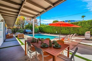 Outdoor dining - Twin Suns-A Star Wars Themed Home (Palm Springs)
