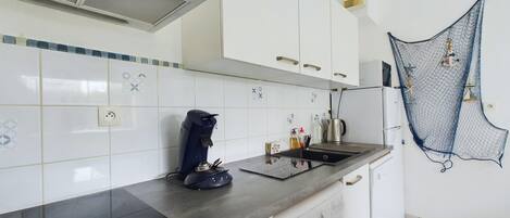 Kylskåp, mikrovågsugn, ugn och diskmaskin