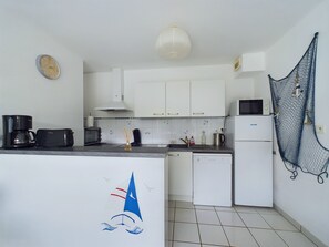 Kylskåp, mikrovågsugn, ugn och diskmaskin