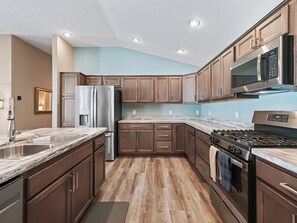 Refrigerador, microondas, horno y parrilla de estufa