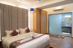 Luxury Room, Non Smoking | Egyptian cotton sheets, premium bedding, Select Comfort beds, desk