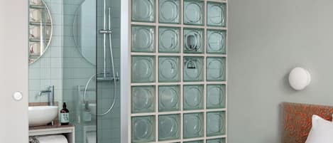 Superior Room | Bathroom | Free toiletries, hair dryer, towels, soap