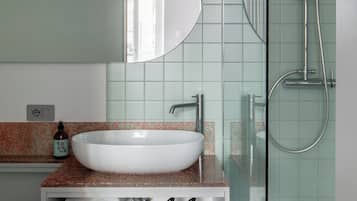 Habitación superior | Baño | Artículos de higiene personal gratuitos, secador de pelo y toallas