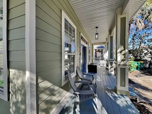 Terrace/patio - Beautiful home w/ gas fireplace, 2 adult bikes + included beach gear (Destin)