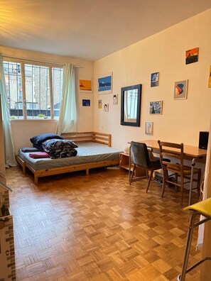 2 chambres, bureau, fer et planche à repasser, lit parapluie