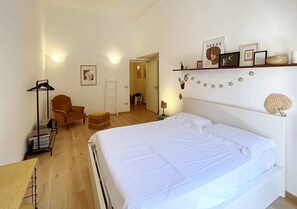 Huoneisto, parveke | 1 makuuhuone, yksilöllisesti kalustettu, äänieristys, ilmainen Wi-Fi