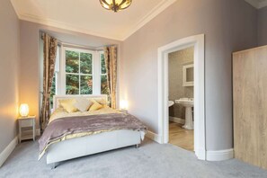 6 slaapkamers, een bureau, een strijkplank/strijkijzer, wifi