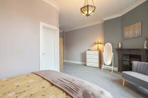 6 bedrooms, desk, iron/ironing board, WiFi