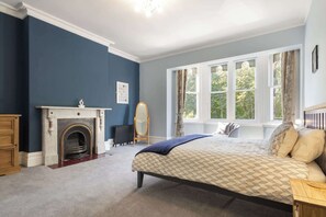 6 bedrooms, desk, iron/ironing board, WiFi