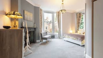 6 bedrooms, desk, iron/ironing board, WiFi