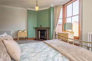 6 slaapkamers, een strijkplank/strijkijzer, reisbedje, beddengoed