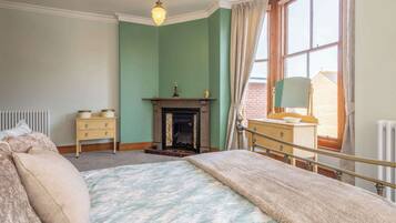 6 bedrooms, desk, iron/ironing board, WiFi