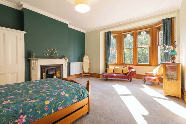 6 makuuhuonetta, työpöytä, silitysrauta/-lauta, vuodevaatteet