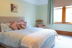6 slaapkamers, een bureau, een strijkplank/strijkijzer, beddengoed