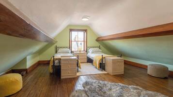 6 bedrooms, iron/ironing board, travel crib, bed sheets