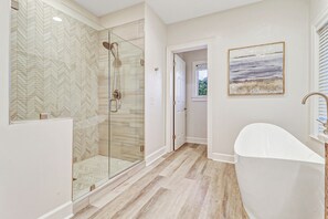 Shower, hair dryer, towels - Beautiful villa w/ nature views & screened porch only minutes from the beach (Hilton Head Island)