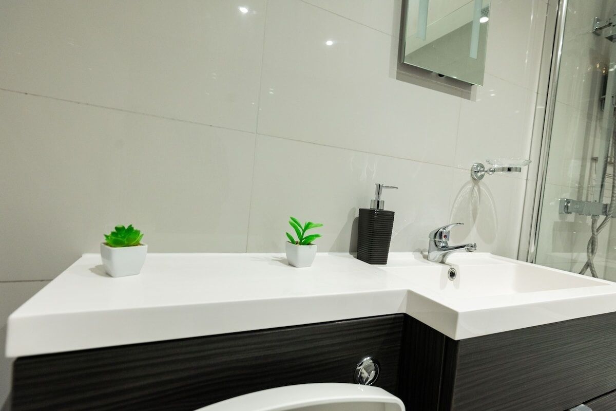 Een haardroger, handdoeken