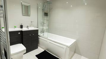 Een haardroger, handdoeken