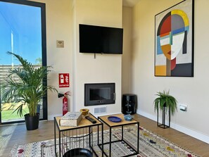 TV, fireplace