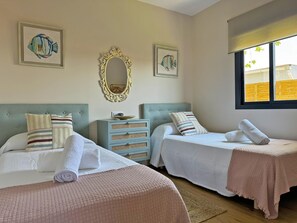 2 dormitorios, tabla de planchar con plancha, cuna de viaje