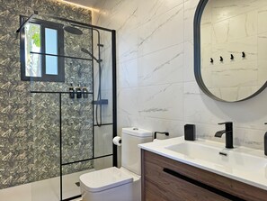 Ducha, secador de pelo, toallas y jabón