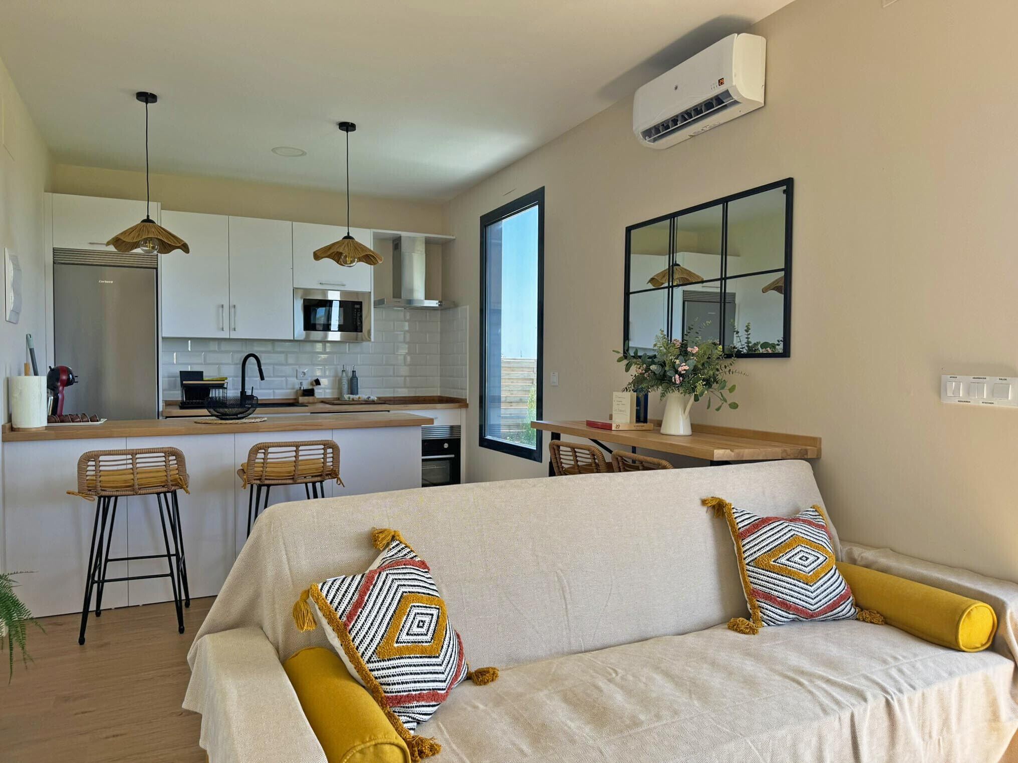 Een televisie en een open haard