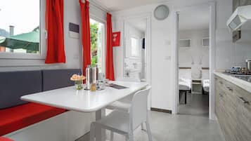 Luxury-Ferienhütte, Terrasse, Seeblick | Wohnbereich