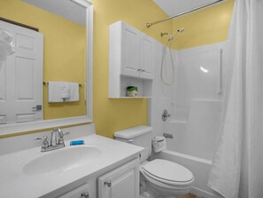 Dusj, hårføner og håndklær