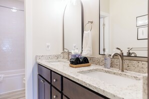 Toallas, jabón, shampoo, papel higiénico