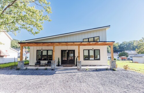 New 4-bedroom house in Buena Vista with WiFi and AC near SVU