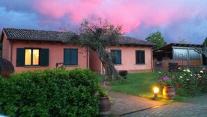 A pink house with green shutters, a garden with flowers, and a cloudy sky. - APARTMENT A FEW KILOMETERS FROM THE BEACH (Sala)